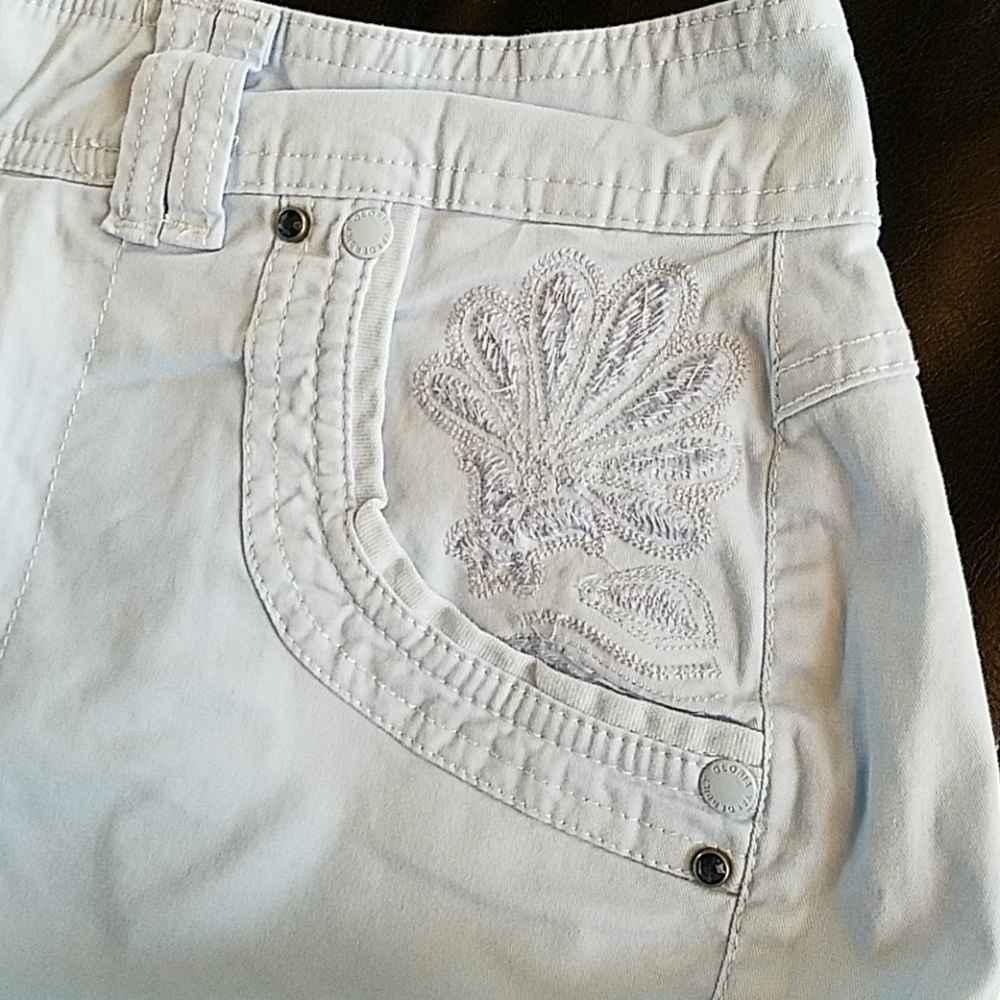 Gloria Vanderbilt Blue Embroidered Capris Size 12 - Picture 8 of 8